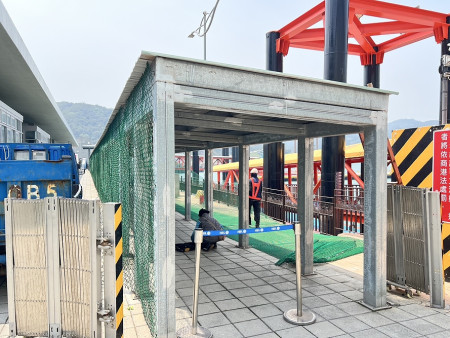 福澳港浮動碼頭新建、整修工程完成,臨時風雨走廊9日進行拆除。(圖/文:馮紹夫)