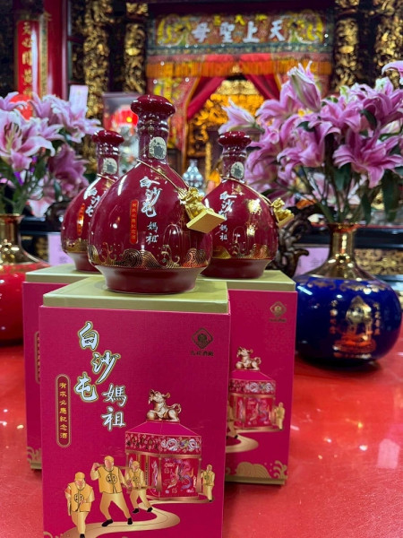 台灣即將迎來迎媽祖宗教盛事,馬祖酒廠與總代理泰山企業攜手白沙屯拱天宮推出「白沙屯媽祖有求必應紀念酒」。(圖:馬祖酒廠)