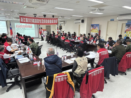 2025城鎮韌性演習登場,上午兵棋推演由縣長王忠銘擔任指揮官,採「有想定、無腳本」方式,抽題後由相關單位進行資料討論。(圖/文:曹重偉)