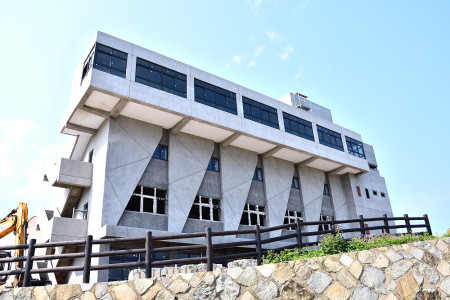 　東引鄉多功能健康運動場館主體建築物即將完工，但是內部裝修及增購運動器材經費尚未到位，預計最快也要等到明年才能落成啟用。（圖／文：陳其敏）