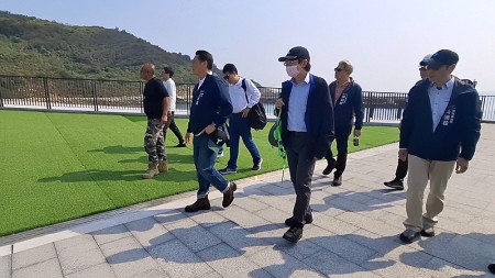 縣長王忠銘會勘東莒旅運大樓。(圖/文:蔡夢玲)