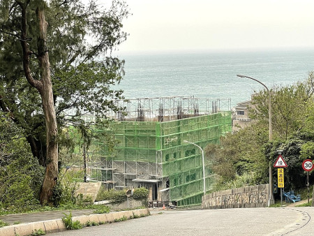 　北竿第二間民間集合式住宅在坂里地區興建中。（圖／文：陳鵬雄）