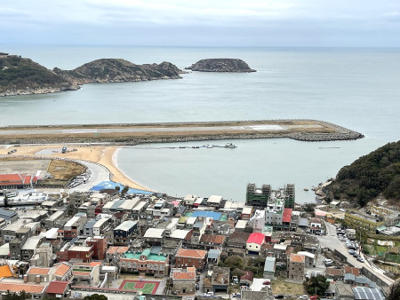 　北竿機場跑道向南填海延伸之後，塘岐馬鼻灣的靜穩度將大幅提升。（圖／文：陳鵬雄）