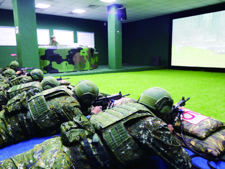 官兵實施射擊模擬器操作。