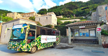 連江縣公車處加強台灣好行@馬祖推廣,在台灣進行實體宣傳,並邀請藝人劉伊心分享搭乘體驗。(圖:連江縣公車處)