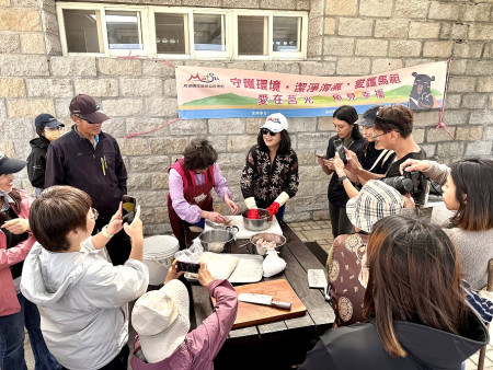 交通部觀光署馬祖國家風景區管理處舉辦「愛在莒光.魚見幸福」淨灘暨手作魚丸DIY活動。(圖:馬管處、蔡夢玲)