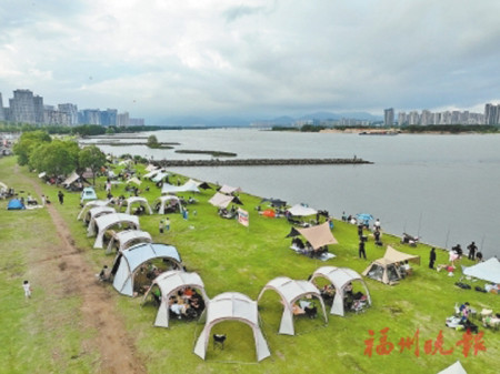 市民在烏龍江畔露營。