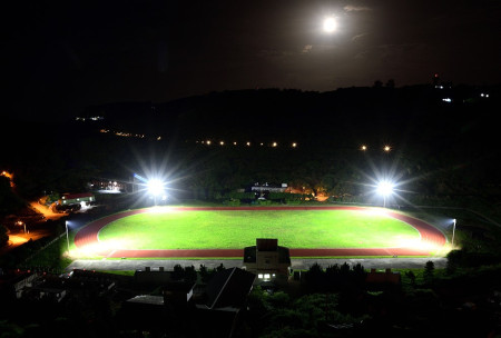 　東引東湧運動公園田徑場重啟光亮，提供軍民夜間也可以安全便利運動的友善環境。（圖／文：陳其敏）