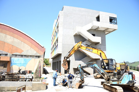 　東引鄉體育館周邊施作排水溝新建工程，周邊停車場預定5月1日恢復正常使用。（圖／文：陳其敏）