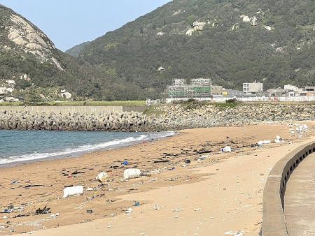 　馬祖各澳口進入春夏季海漂垃圾高峰期，淨灘是觀光旺季的重點工作。（圖／文：陳鵬雄）