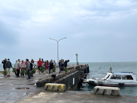 春天到綠油油桑葉上市，大坵島梅花鹿有口福了。（圖／文：陳鵬雄）