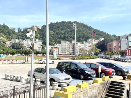 福澳港區違停嚴重,縣警局近期已開出違規停車數十件。(圖/文:馮紹夫)