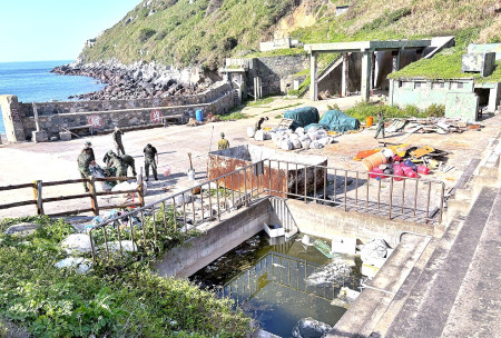 　針對網友在本報「馬上處理」留言指稱「東引北澳碼頭又亂又髒」，東引國軍在第一時間協助進行清理，鄉公所亦通知相關單位改善建材、海廢堆放情況。（圖／文：陳其敏）
