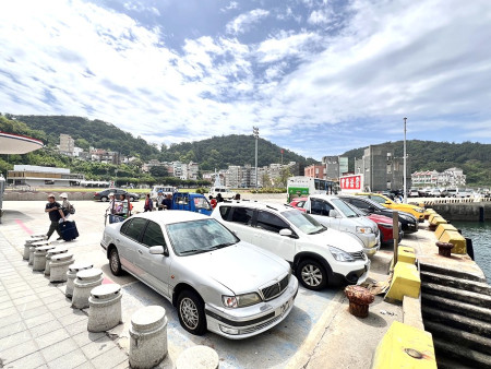 福澳港F3碼頭外黃網格、藍色人行步道皆禁止停車,連江縣交旅局呼籲民眾多加利用停車場接送。(圖/文:馮紹夫)