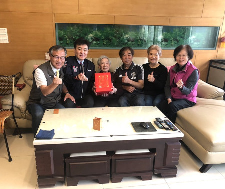 南竿福澳村林謝阿娥女士4月17日90歲壽辰,副縣長陳冠人代表縣長王忠銘,偕同民社處長曾玉花、鄉長林志東等人登門祝壽。(圖/文:王致潔)
