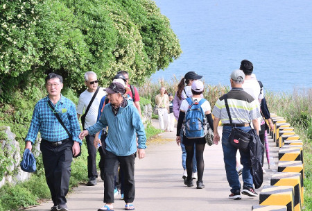 　東引17日迎來三、四百名觀光客登島，各景點人潮絡繹不絕，是清明節連假之後見到觀光客最多的一天。（圖/文：陳其敏）