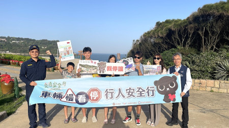 馬祖觀光季到來,連江縣道安團隊在交通樞紐處持續向遊客、租車業者加強道安宣導。(圖:縣警局)