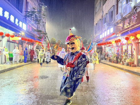 　天上聖母1066聖誕活動，馬祖境天后宮19日晚間頂著大雨完成遶境祈福。（圖／文：馮紹夫）