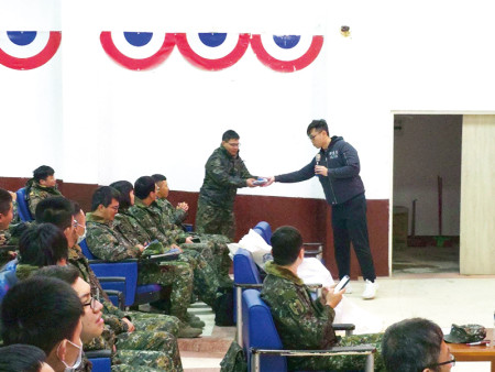 官兵答對有獎徵答。