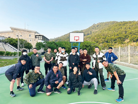 賽後合影，官兵笑容展現榮譽感。