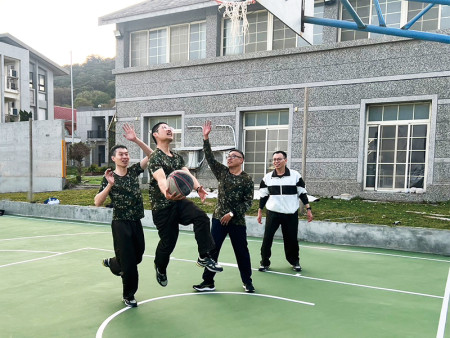 比賽熱血沸騰，官兵拚盡全力爭分。