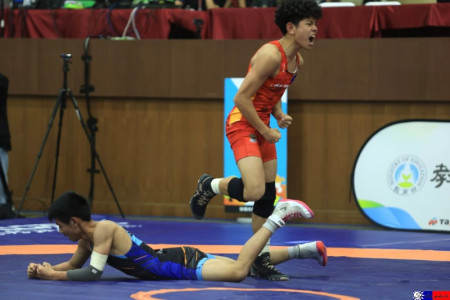 114年全國中等學校運動會(全中運)19日晚間在台南開幕,角力隊首日進帳一金一銀一銅,周楷晸寫下全中運三連霸紀錄。(圖:馬祖角力隊)