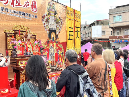 天上聖母1066聖誕千秋,昨天上午媽祖祭祀大典吸引鄉親遊客共襄盛舉。(圖/文:馮紹夫)