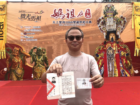 林建忠大方分享他珍藏的退伍令、軍人卡。(圖/文:王致潔)