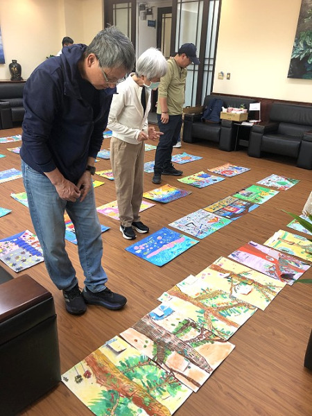 第56屆世界兒童畫展本縣複賽,教育處聘請評選委員選出91件優選作品及18件佳作。(圖:王致潔)