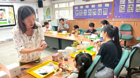 「精油舒壓療癒親子活動」、「親子共讀活動」分別在西莒、東莒舉辦,新住民家庭的親子一同參加,場面溫馨融洽。(圖:新住民家庭服務中心)