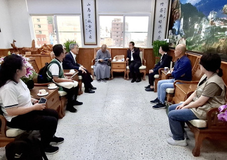 法鼓山慈善基金會秘書長常惺法師、旅台鄉親陳治明一行拜訪縣府,受到縣長王忠銘等熱情歡迎。(圖:縣府)