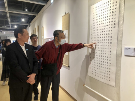 「陳國春八十書法回顧展」馬祖開幕,吸引許多有興趣的民眾及陳國春老師以前的學生到場觀展。(圖/文:王致潔)