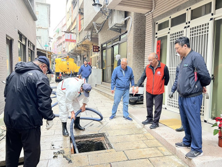 介壽村內汙水下水道堵塞導致汙水溢出,環資局呼籲民眾勿將廢棄物丟入汙水排水系統。(圖/文:馮紹夫)
