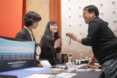 　「馬祖國際藝術島」團隊赴韓國北部旅展，於活動現場打造「天涯海角小酒吧」，為藝術島活動宣傳。（圖：縣府文化處）