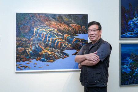 　馬祖藝術家曹松清個展《馬祖‧藍眼淚》在中原大學藝術中心展出，融合AR等多媒體技術，重現馬祖美麗風貌。（圖：曹松清）