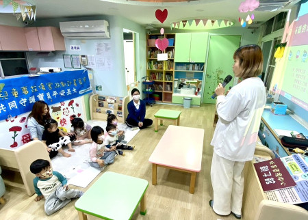 　東莒公共托育家園提前歡慶母親節，舉行親子講座與DIY泡腳球體驗，提前為媽媽們送上溫馨祝福。（圖／文：蔡夢玲）