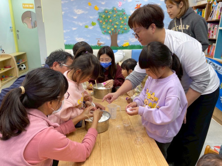 　西莒社區公共托育家園辦理母親節送愛活動，場面熱鬧又溫馨。（圖／文：宋幸儒）