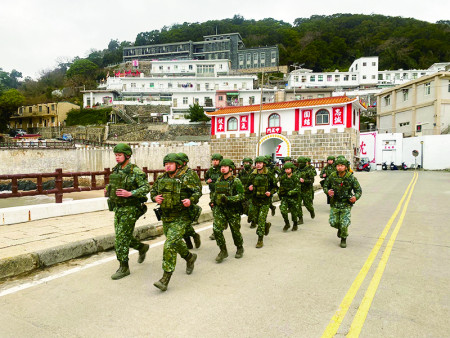 官兵負重跑步訓練展現堅強體能。