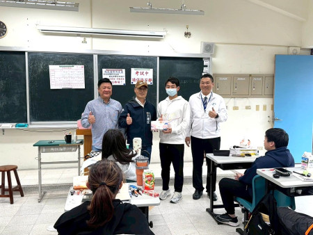 114學年度四技二專統一入學測驗上週末舉行,教育處長王禮民代表縣長致贈餐盒表達關心祝福。(圖:馬祖高中)