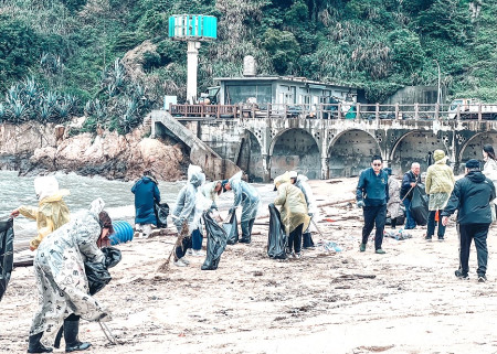 馬管處攜手縣府環資局、南竿鄉公所在南竿牛角沙灘辦理淨灘活動,吸引許多民眾不畏風雨前往參加。(圖:馬管處)