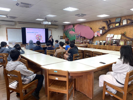 　教育廣播電台麥寶電波-廣播親近校園活動28日前進敬恆國中部，與同學分享一些廣播相關知識及技巧。（圖／文：宋幸儒）
