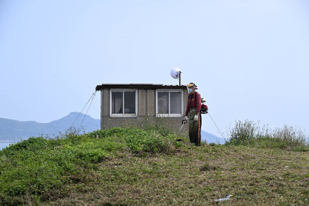 　燕鷗繁殖季即將到來，台北鳥會日前登島完成鐵尖島誘鳥計畫與棲地整理。（圖：縣府產發處）