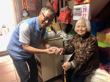 　南竿介壽村官長春女士4月29日91歲壽辰，鄉長林志東為壽星戴上金戒指並致贈壽禮。（圖／文：王致潔）