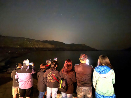 　東莒各大追淚景點，近期皆可見遊客靜待藍光乍現的身影。（圖／文：蔡夢玲）