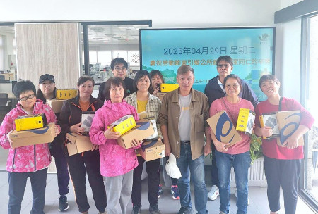 　東引鄉公所為了感謝清潔隊員的辛勞與付出，特別在五一勞動節來臨前贈送每位隊員工作護腰和工作鞋，並肯定隊員們的卓越表現。（圖：東引鄉公所）