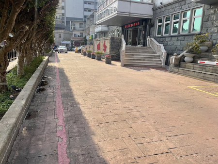 縣府前方道路5月2日起至5月4日施工封閉,洽公民眾進出請由縣府左側機車通道。(圖:縣府)