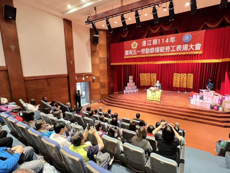 五一勞動節表揚大會5月1日上午在民俗文物館舉行,縣長王忠銘表揚11位模範勞工。(圖/文:馮紹夫)