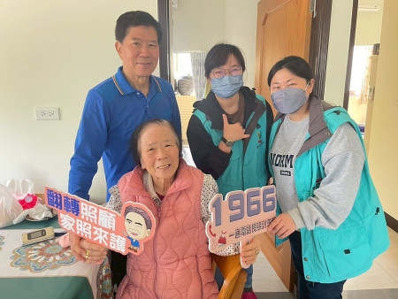 衛生局日前在四維村完成「馬U長照一把罩」行動第8場,為該村長者評估健康狀況,超前部署高齡者照護。(圖:衛生局)