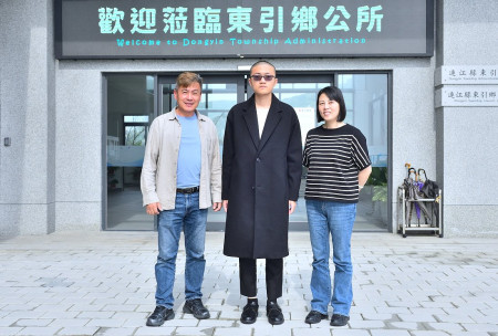 　東引鄉公所村幹事黃奕舜（中）以未滿19歲之姿，高分通過首次離島特考，並以選填分發東引鄉公所為第一志願。鄉長林德建（左）、秘書林蕙瑾（右）歡迎黃奕舜加入東引鄉大家庭。（圖／文：陳其敏）