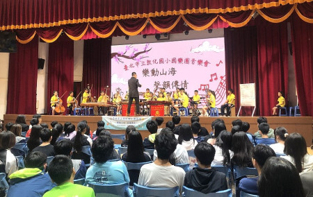 　北市敦化國小國樂團昨日在北海坑道及中正國中小，舉辦「樂動山海．聲韻傳情」音樂會，收穫聽眾一票掌聲。（圖：王致潔）